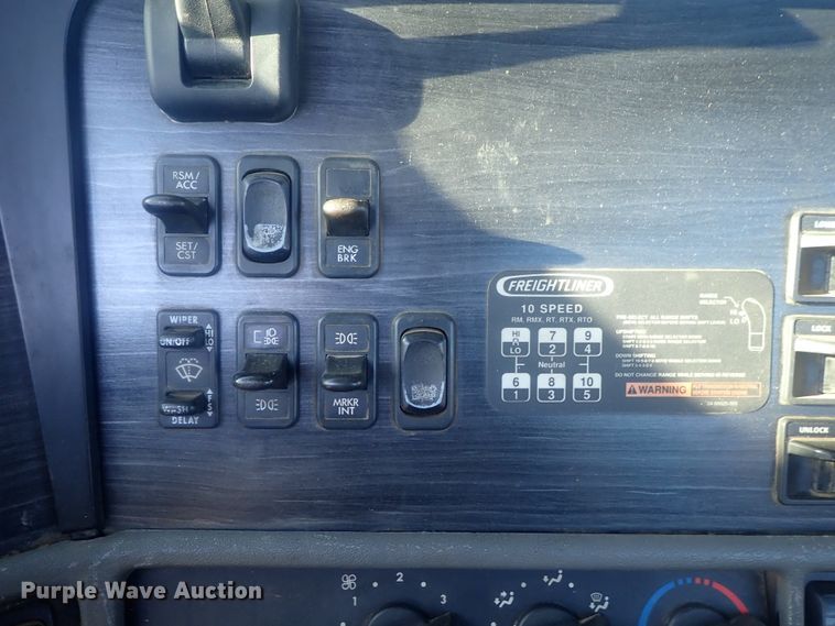 image for item DC1471 2004 Freightliner Columbia CL120  semi truck