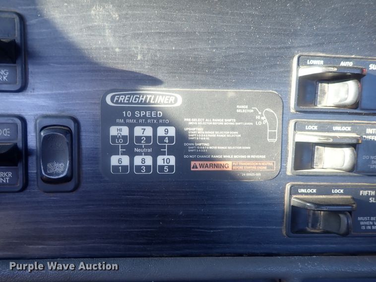 image for item DC1471 2004 Freightliner Columbia CL120  semi truck