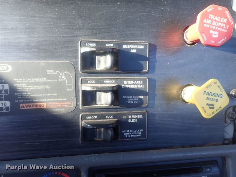 image for item DC1471 2004 Freightliner Columbia CL120  semi truck