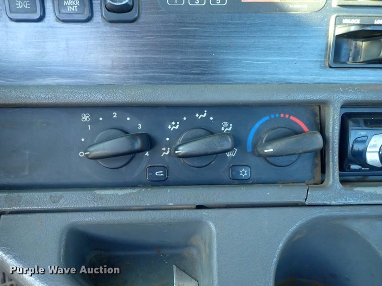 image for item DC1471 2004 Freightliner Columbia CL120  semi truck