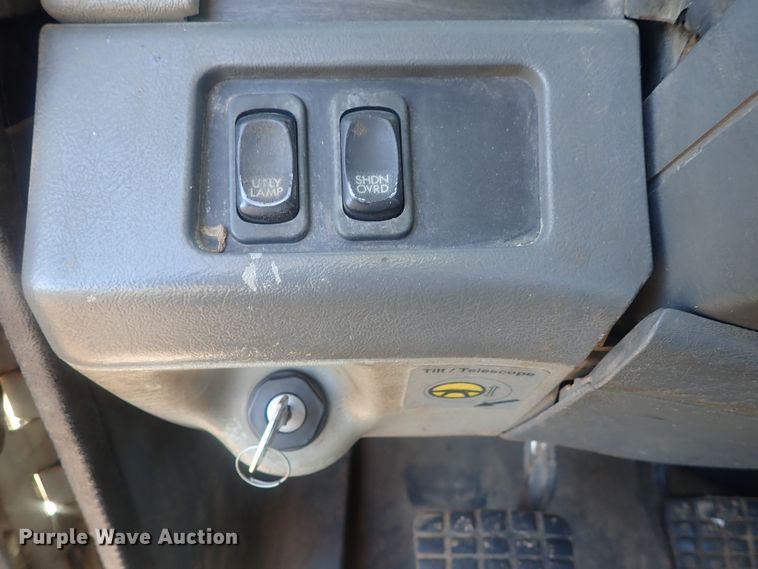 image for item DC1471 2004 Freightliner Columbia CL120  semi truck