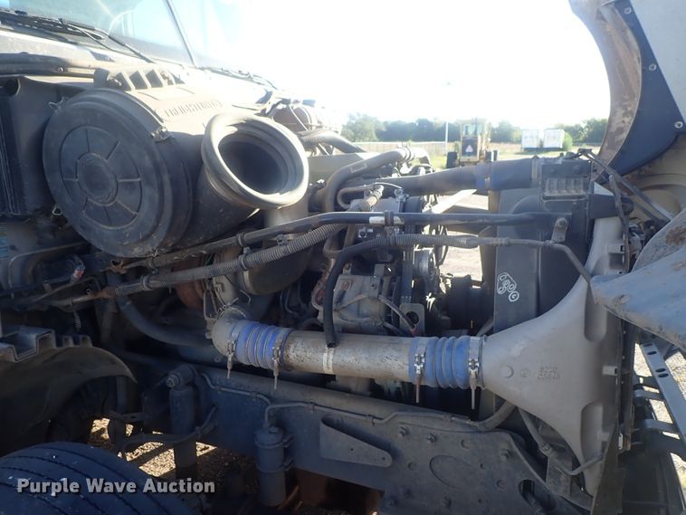 image for item DC1471 2004 Freightliner Columbia CL120  semi truck