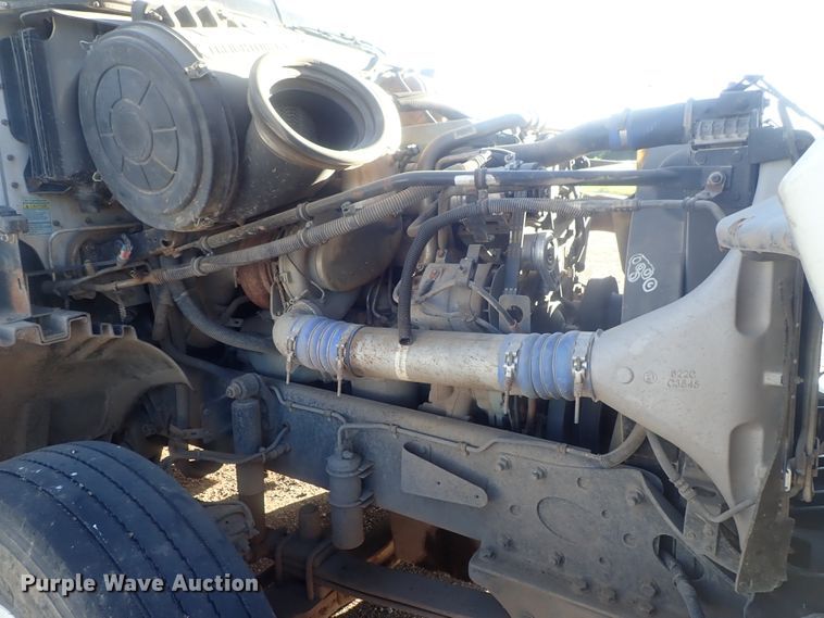 image for item DC1471 2004 Freightliner Columbia CL120  semi truck