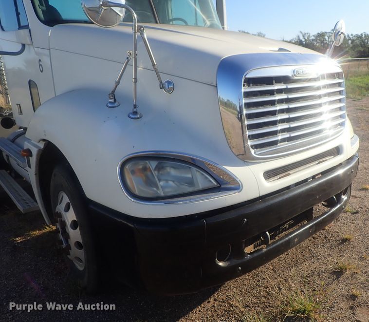 image for item DC1471 2004 Freightliner Columbia CL120  semi truck