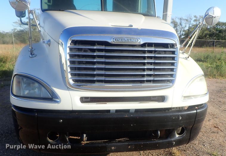 image for item DC1471 2004 Freightliner Columbia CL120  semi truck