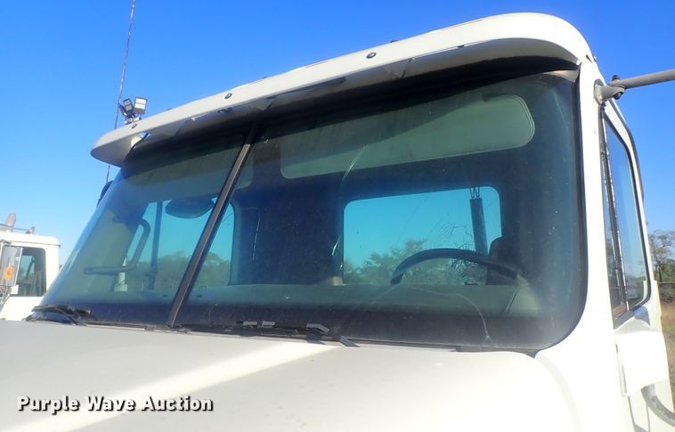 image for item DC1471 2004 Freightliner Columbia CL120  semi truck