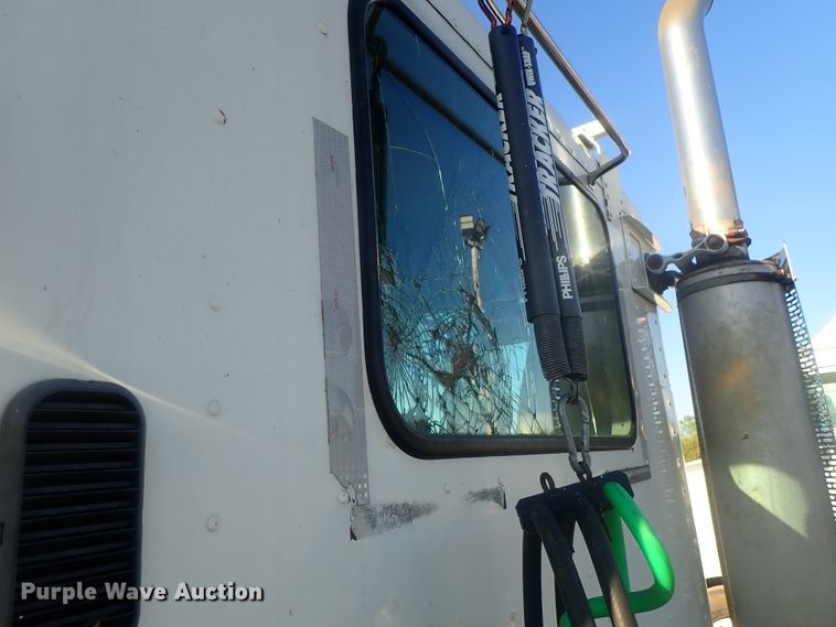 image for item DC1471 2004 Freightliner Columbia CL120  semi truck