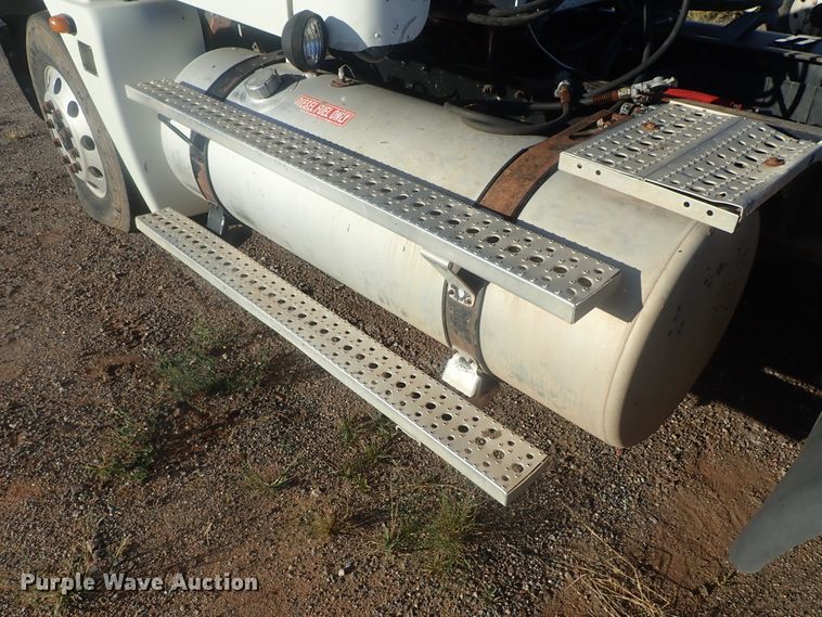 image for item DC1471 2004 Freightliner Columbia CL120  semi truck