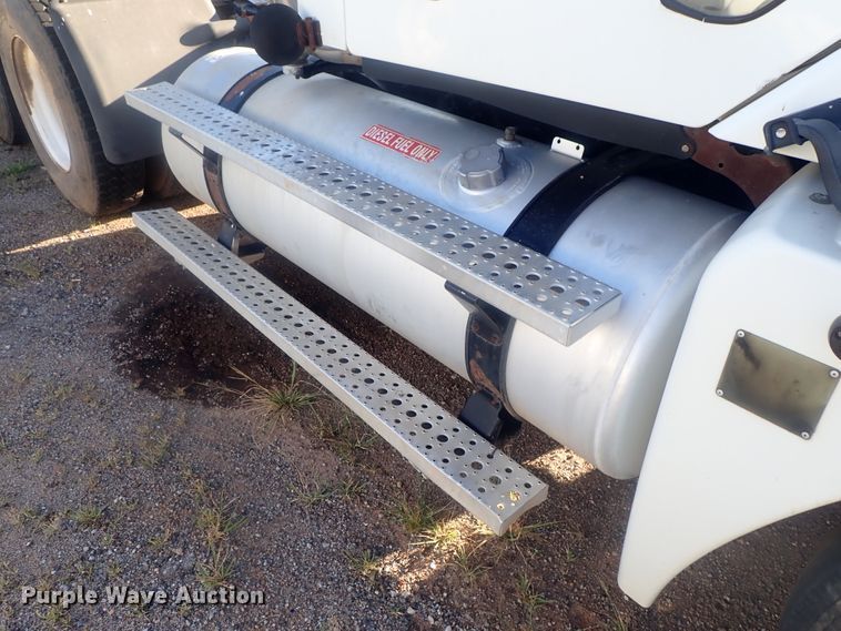 image for item DC1471 2004 Freightliner Columbia CL120  semi truck