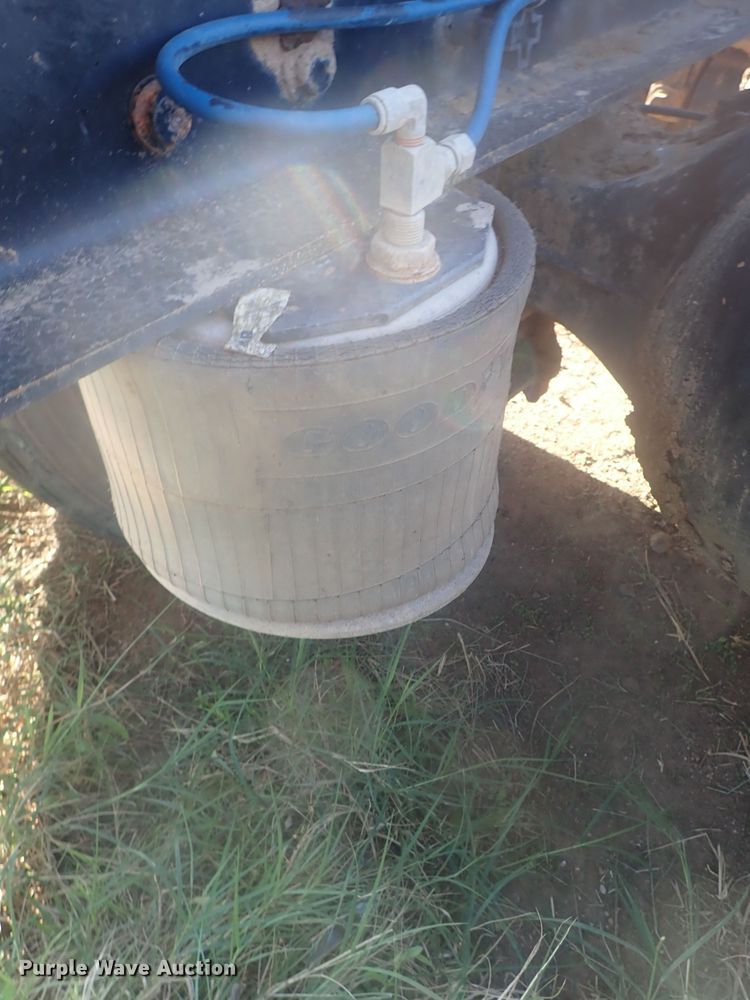 image for item DC1471 2004 Freightliner Columbia CL120  semi truck