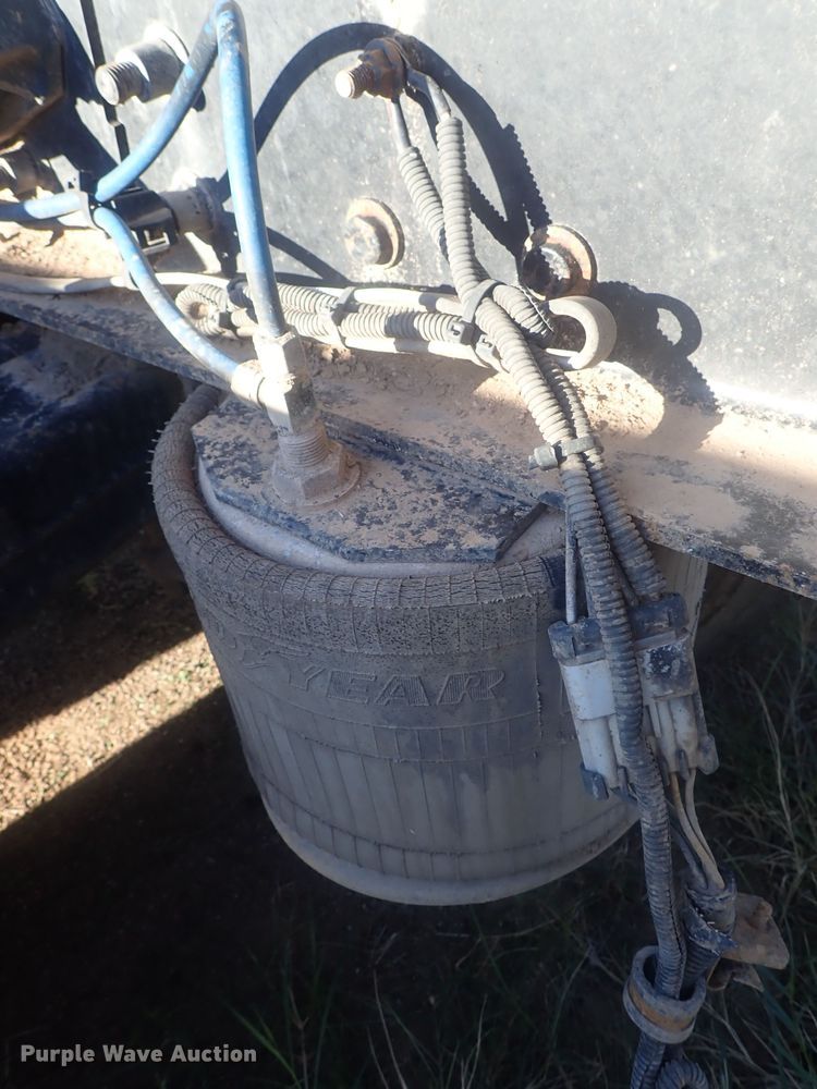 image for item DC1471 2004 Freightliner Columbia CL120  semi truck