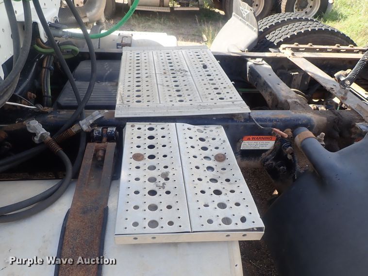 image for item DC1471 2004 Freightliner Columbia CL120  semi truck