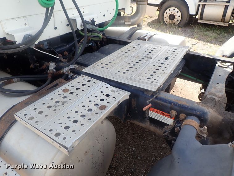 image for item DC1471 2004 Freightliner Columbia CL120  semi truck