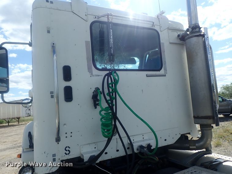 image for item DC1471 2004 Freightliner Columbia CL120  semi truck