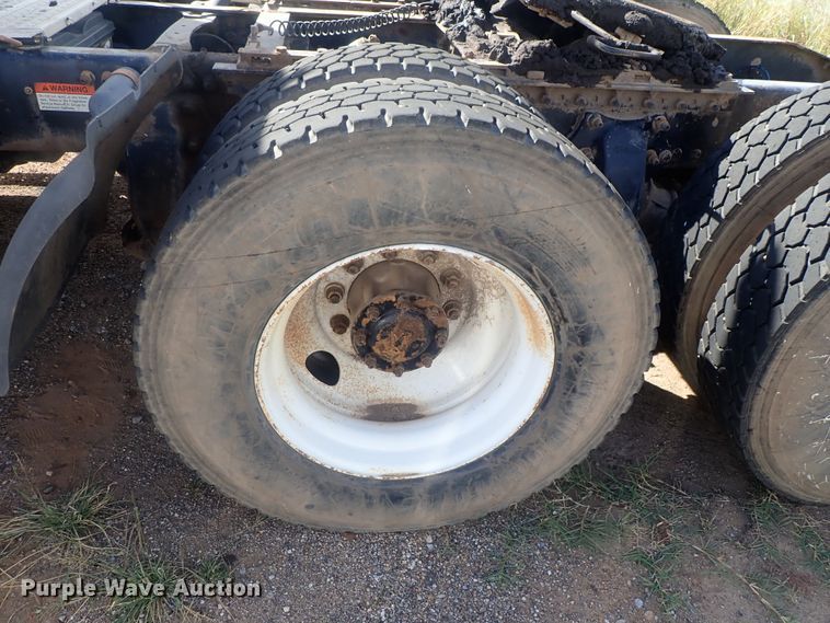 image for item DC1471 2004 Freightliner Columbia CL120  semi truck