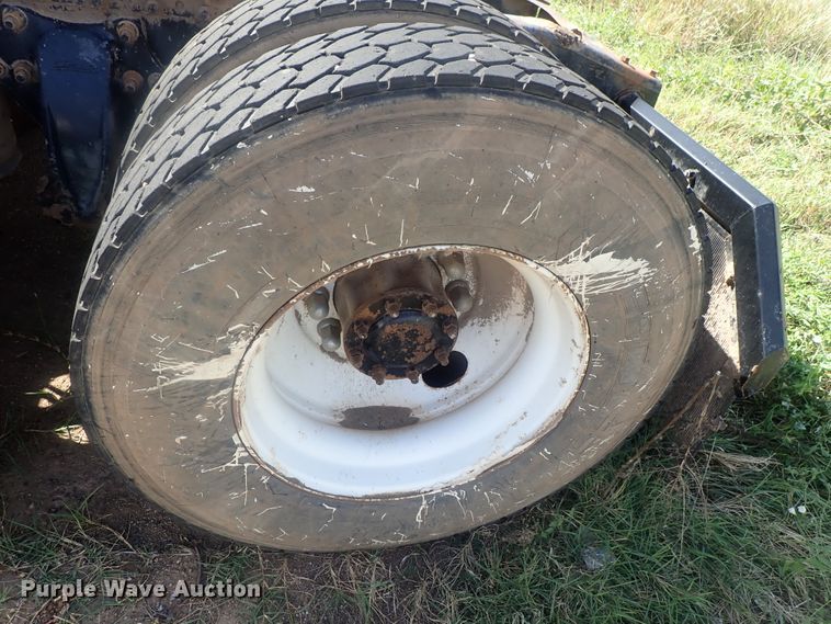 image for item DC1471 2004 Freightliner Columbia CL120  semi truck