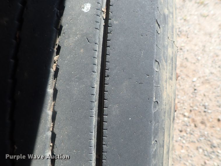 image for item DC1471 2004 Freightliner Columbia CL120  semi truck