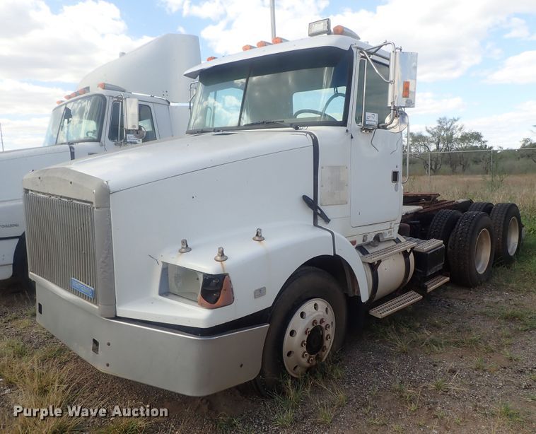 image for item DC1472 1994 White GMC WCA  semi truck