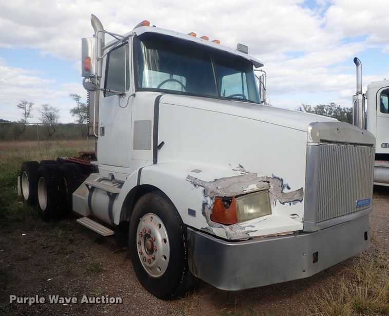 image for item DC1472 1994 White GMC WCA  semi truck