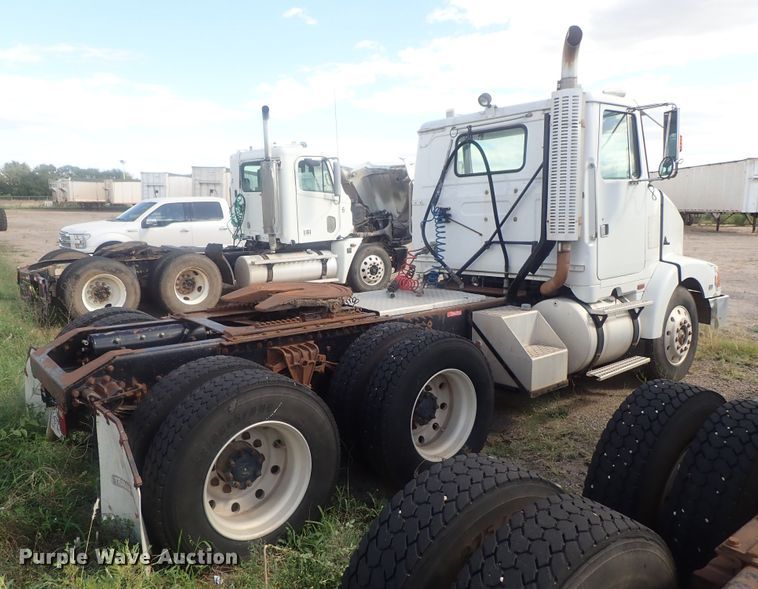 image for item DC1472 1994 White GMC WCA  semi truck