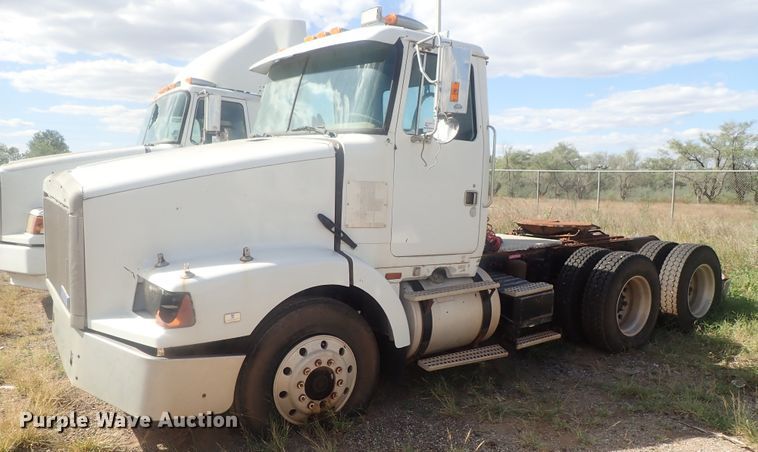 image for item DC1472 1994 White GMC WCA  semi truck