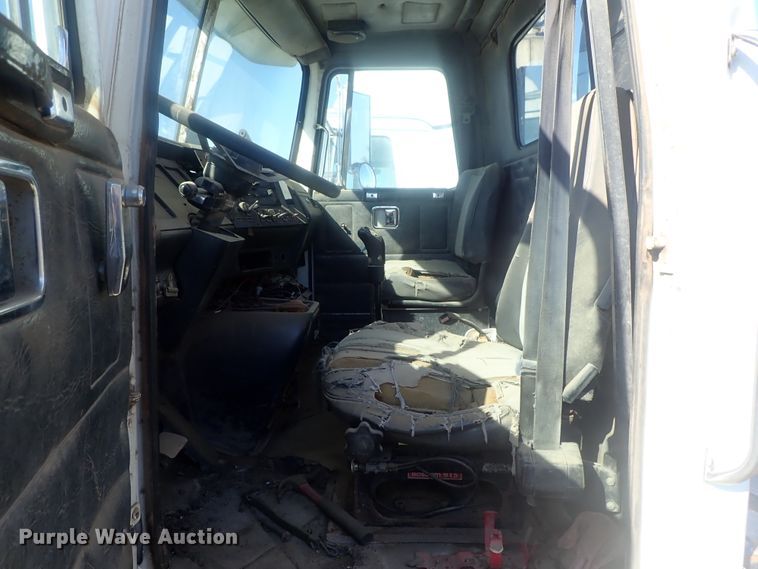 image for item DC1472 1994 White GMC WCA  semi truck