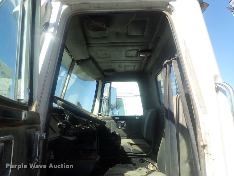 image for item DC1472 1994 White GMC WCA  semi truck