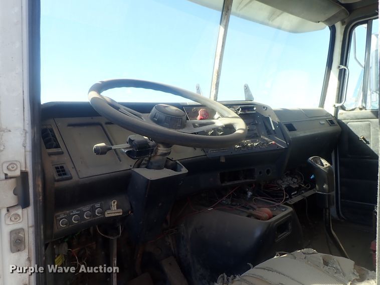 image for item DC1472 1994 White GMC WCA  semi truck