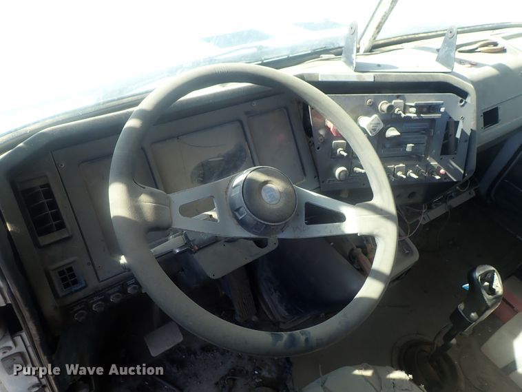 image for item DC1472 1994 White GMC WCA  semi truck