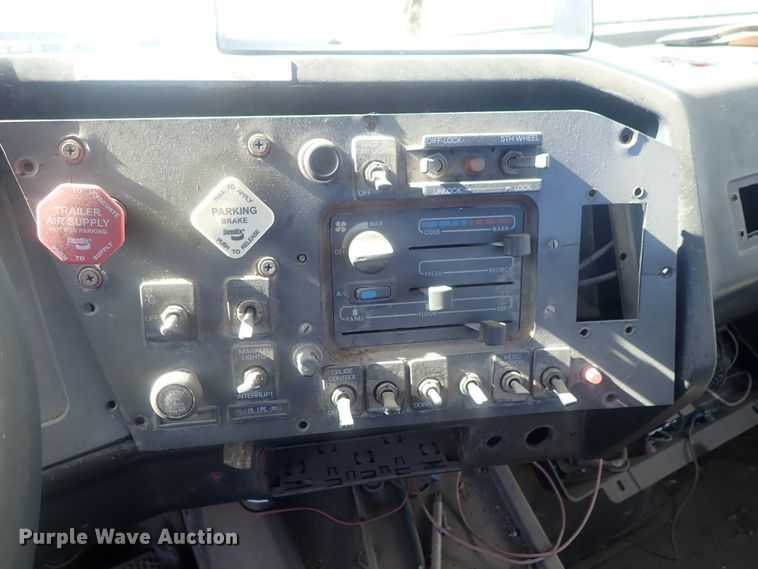 image for item DC1472 1994 White GMC WCA  semi truck