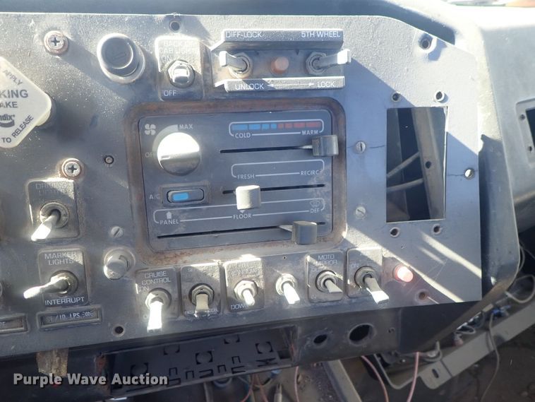 image for item DC1472 1994 White GMC WCA  semi truck