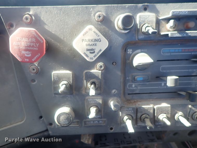 image for item DC1472 1994 White GMC WCA  semi truck