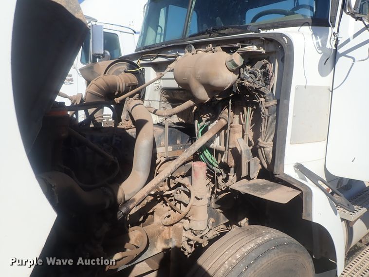 image for item DC1472 1994 White GMC WCA  semi truck