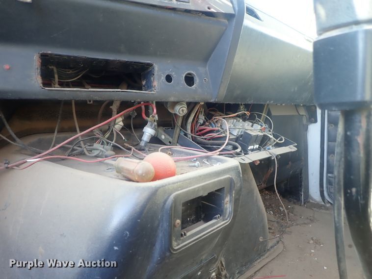 image for item DC1472 1994 White GMC WCA  semi truck