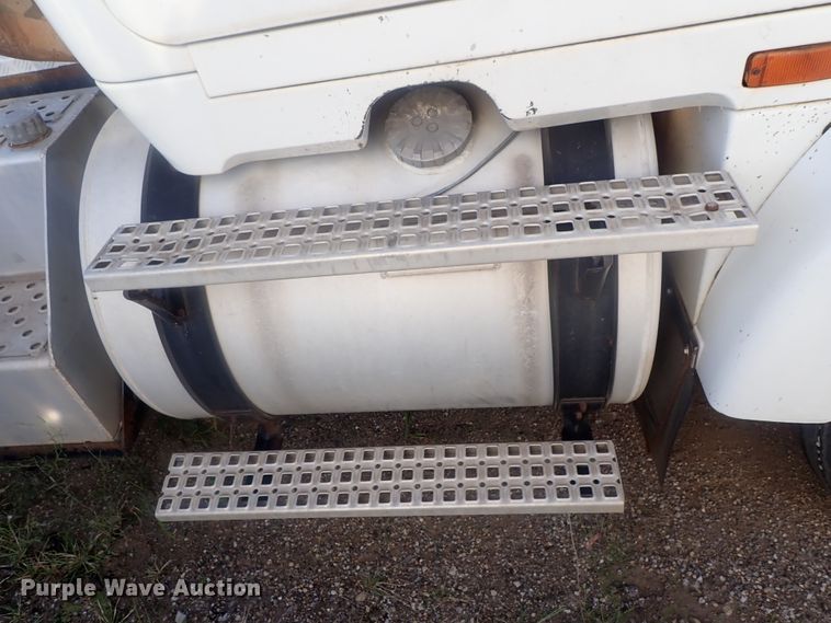 image for item DC1472 1994 White GMC WCA  semi truck