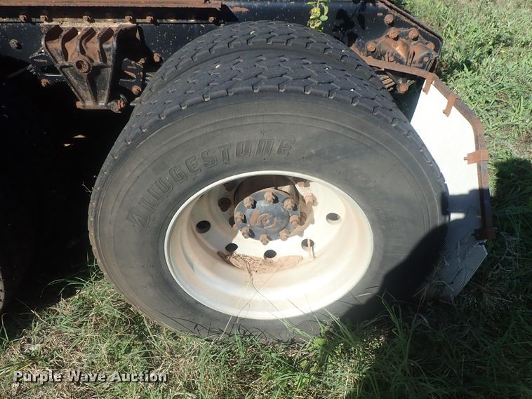 image for item DC1472 1994 White GMC WCA  semi truck