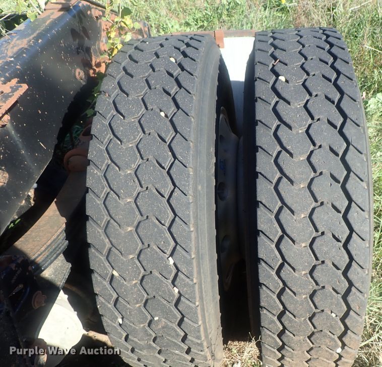 image for item DC1472 1994 White GMC WCA  semi truck