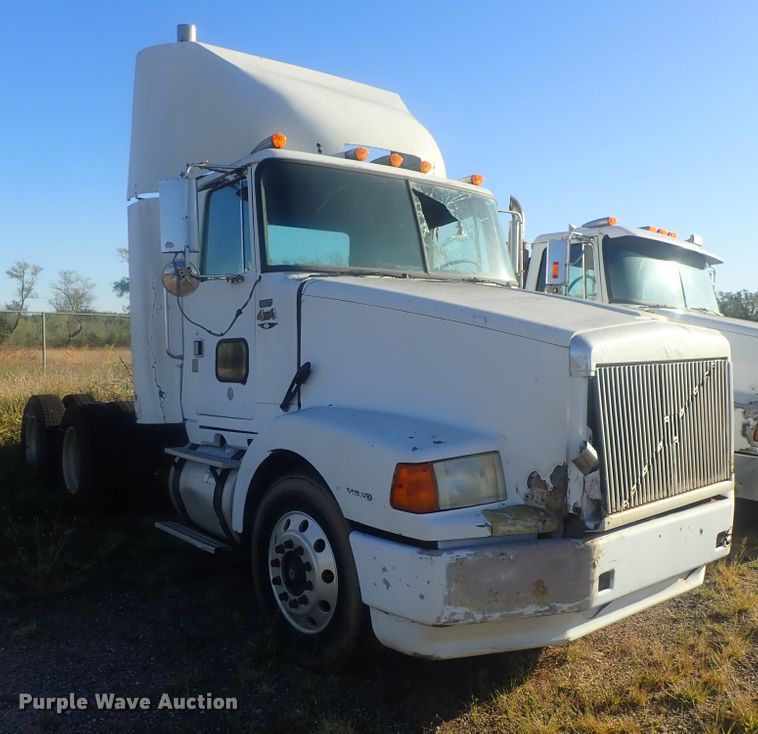 image for item DC1473 1998 Volvo WCA  semi truck