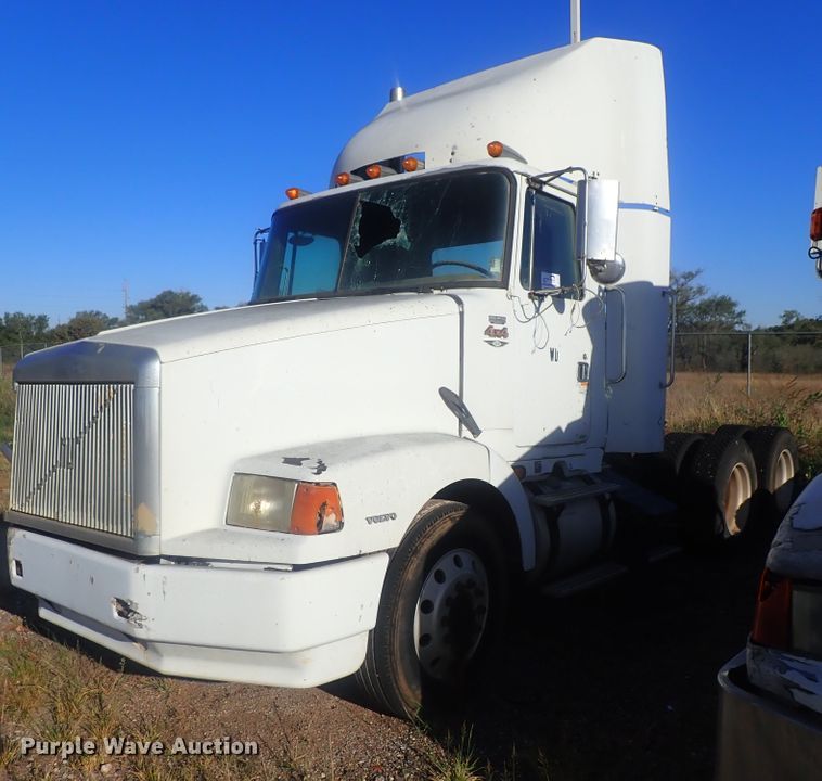 image for item DC1473 1998 Volvo WCA  semi truck
