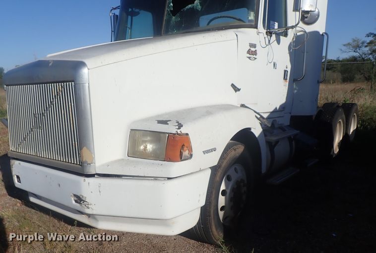 image for item DC1473 1998 Volvo WCA  semi truck