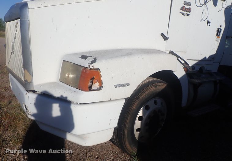 image for item DC1473 1998 Volvo WCA  semi truck