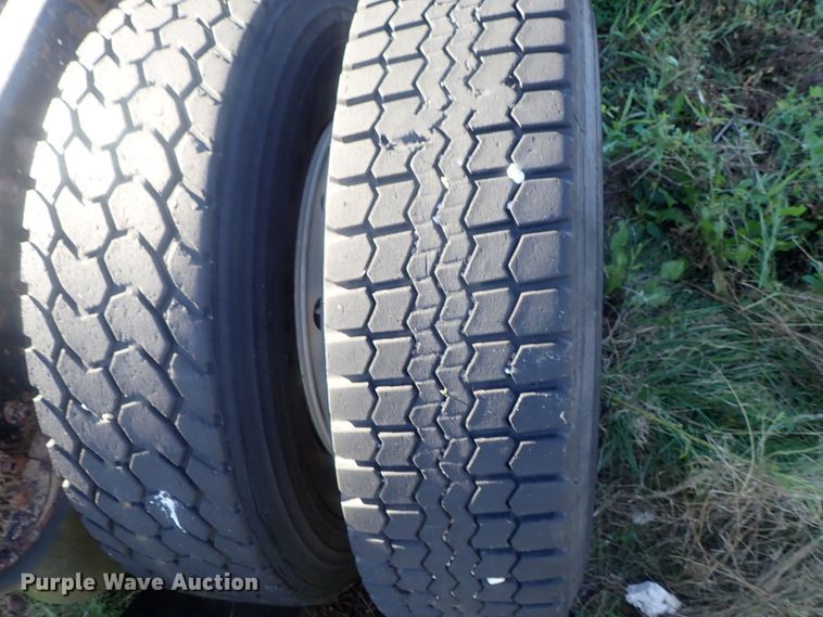 image for item DC1473 1998 Volvo WCA  semi truck