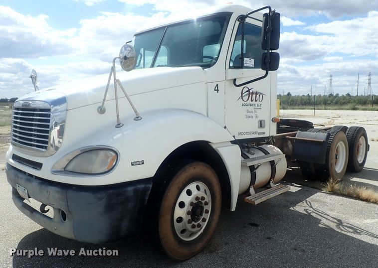 image for item DC1474 2004 Freightliner Columbia  semi truck
