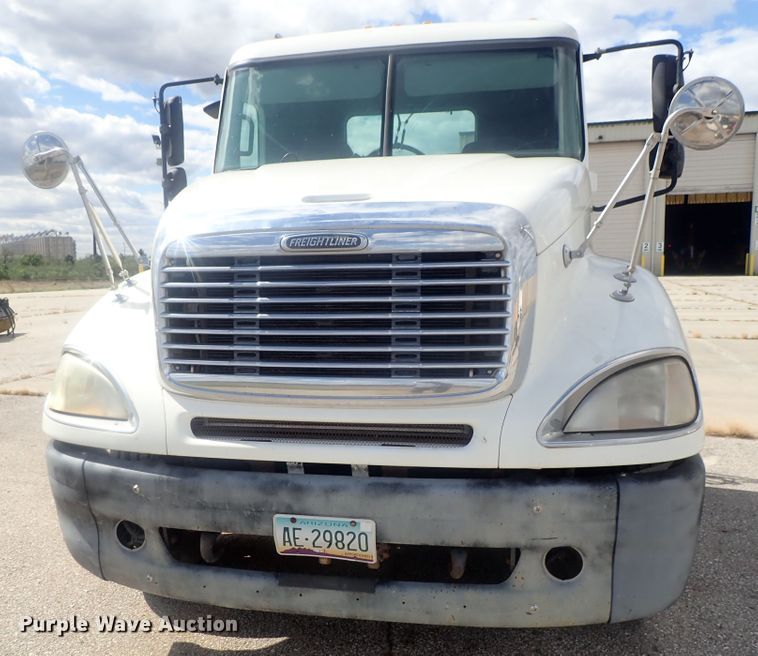 image for item DC1474 2004 Freightliner Columbia  semi truck