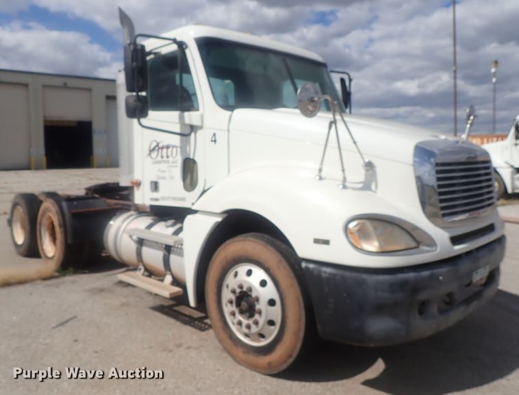 image for item DC1474 2004 Freightliner Columbia  semi truck