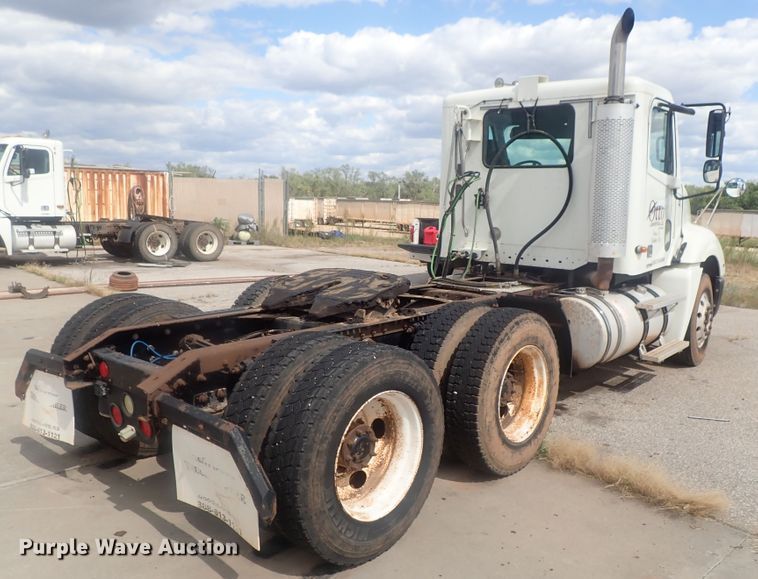 image for item DC1474 2004 Freightliner Columbia  semi truck
