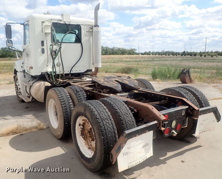 image for item DC1474 2004 Freightliner Columbia  semi truck