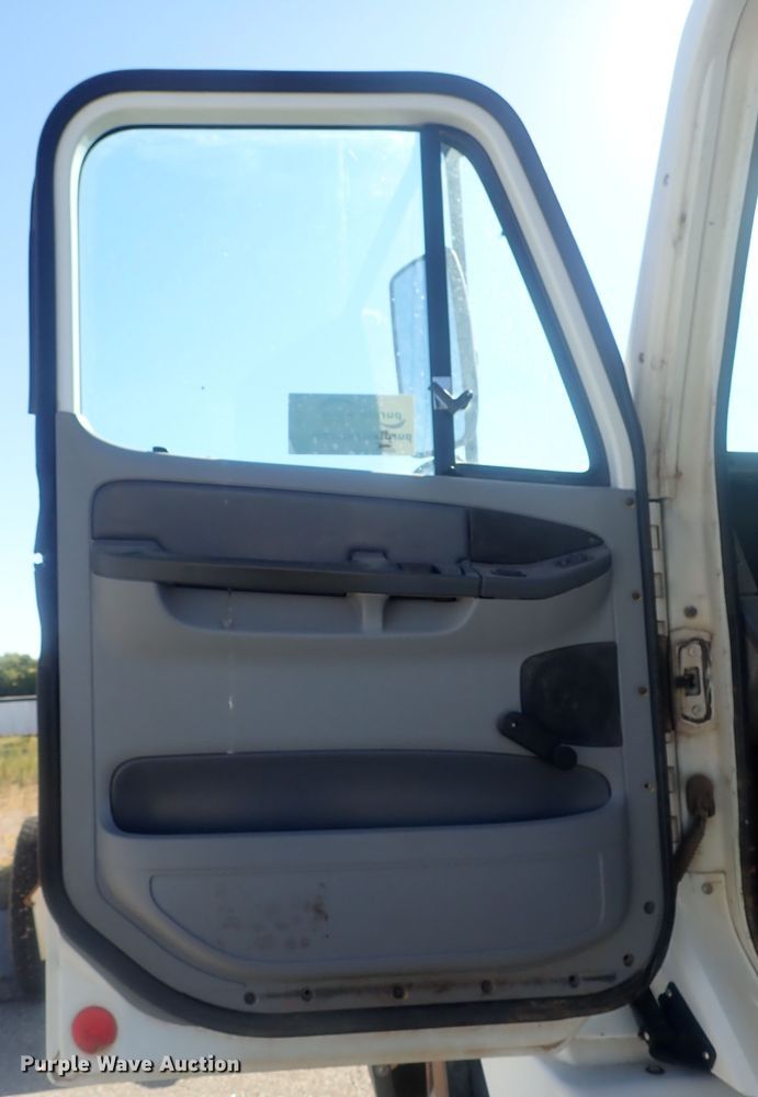 image for item DC1474 2004 Freightliner Columbia  semi truck