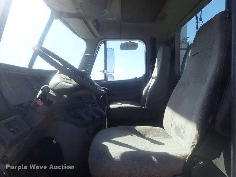 image for item DC1474 2004 Freightliner Columbia  semi truck