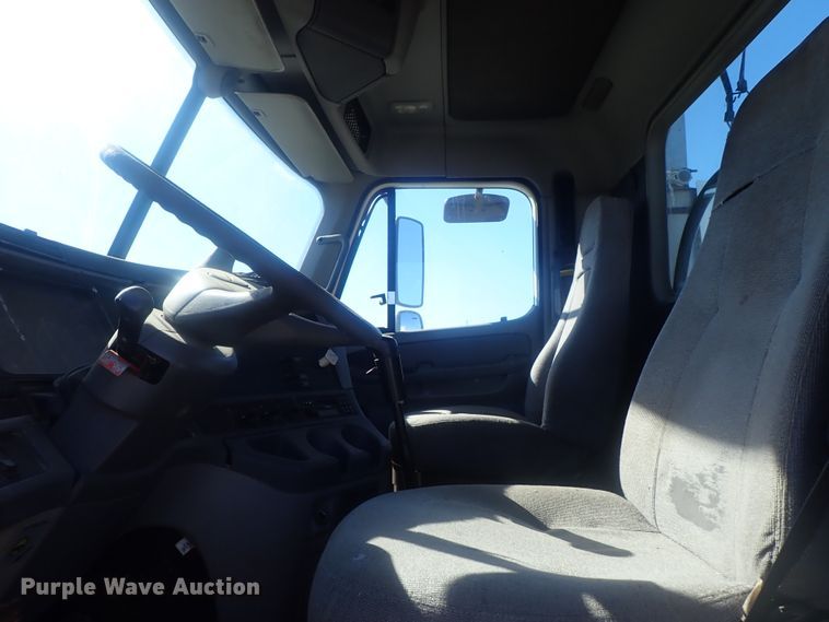 image for item DC1474 2004 Freightliner Columbia  semi truck